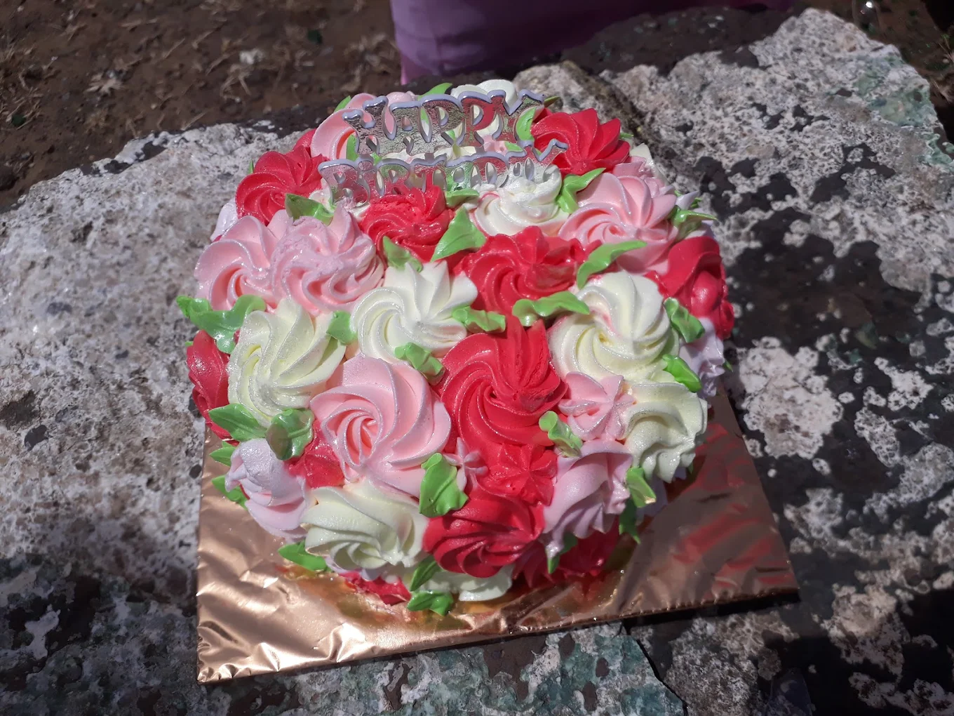 Red and pink rose frosting birthday cake